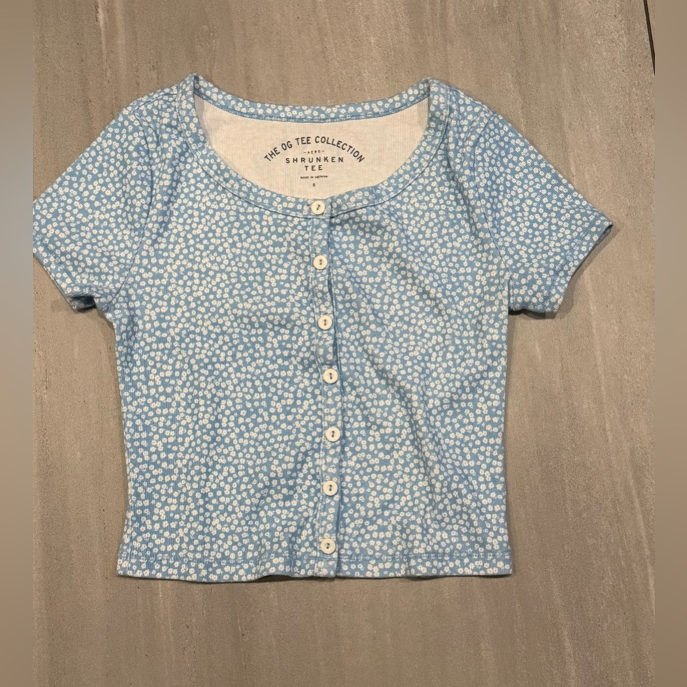 The OG Tee Collection Blue Floral Button-Front Crop Top